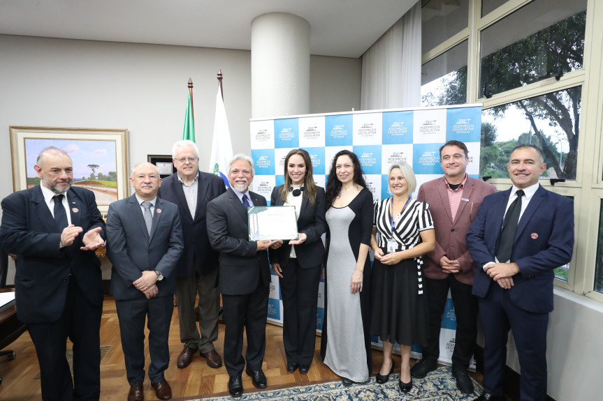 Entrega ocorreu no final da tarde desta segunda-feira (4), no Gabinete da 2ª Secretaria da Casa.
