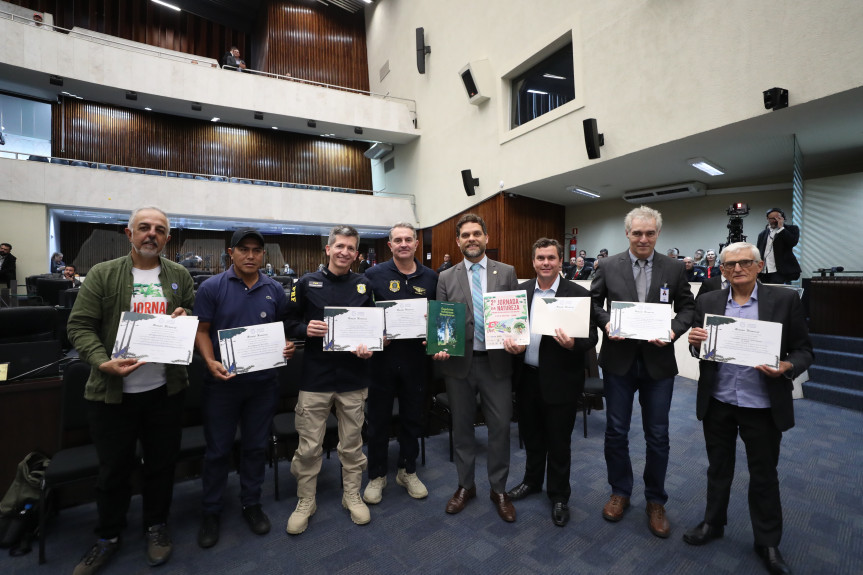Deputado Goura (PDT) e os participantes da semeadura de palmeira Juçara e pinheiro Araucária feita durante a “2ª Jornada da Natureza: semeando vida para enfrentar a crise ambiental”.