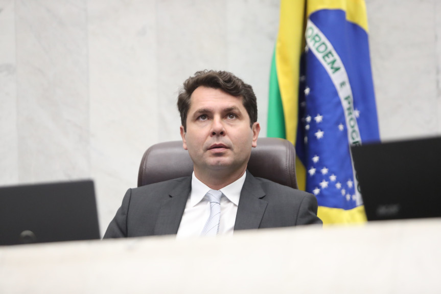 O envelhecimento populacional é uma realidade mundial e é essencial que a sociedade e o Poder Público estejam preparados para atender às necessidades e demandas dessa parcela da população", afirma o deputado Alexandre Curi.