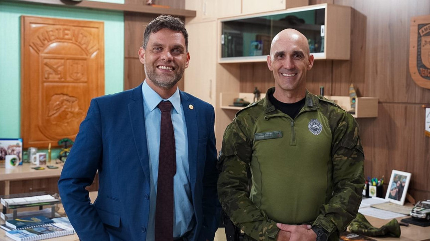 O deputado Goura (PDT) com o tenente-coronel Álvaro Gruntowski, comandante do BPAmb-FV.