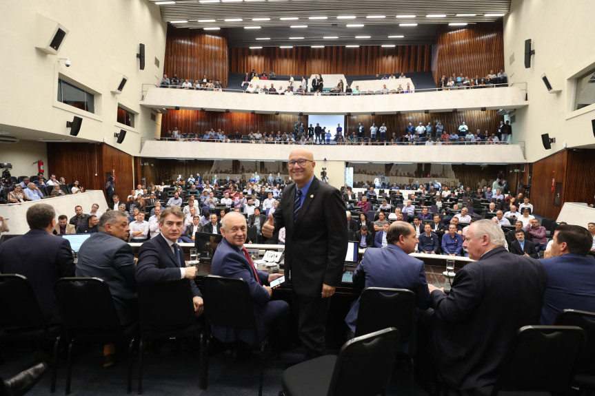 Audiência pública debateu os efeitos da fusão de municípios no Paraná. Parlamentares e representantes dos municípios aprovaram a Carta do Paraná, que reage às propostas federais que preveem extinção de cidades com até cinco mil habitantes.