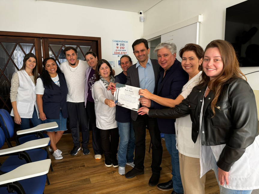 Entrega da Menção foi realizada nesta terça-feira (11), em visita à Escola de Educação Especial Nilza Tartuce.