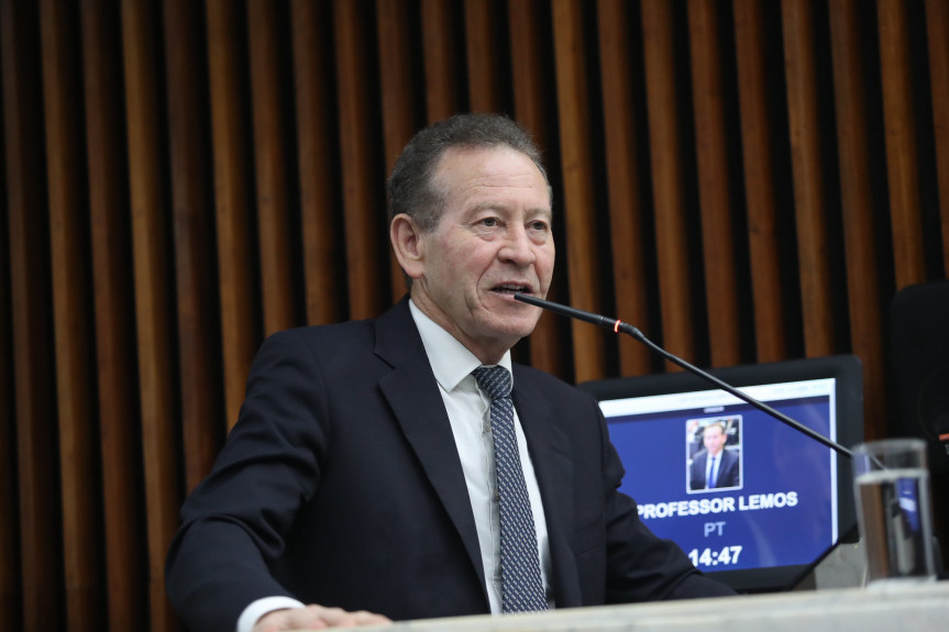 Deputado Professor Lemos (PT) durante pronunciamento em Plenário.