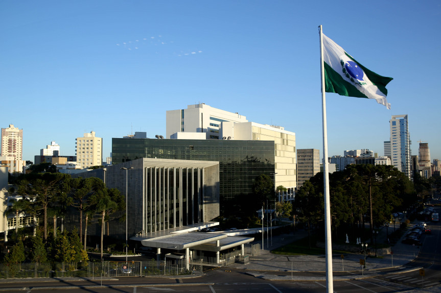 Implantação do Sistema Eletrônico de Informações permitiu a economia de R$ 500 mil em recursos públicos e também maior agilidade na tramitação de documentos no legislativo paranaense.