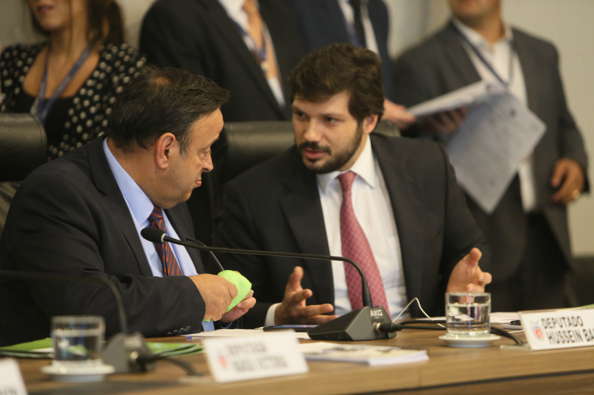 Deputados Hussein Bakri e Tiago Amaral, líder e vice-líder do Governo, defendem na CCJ a aprovação do PL que prorroga o mandato dos diretores dos colégios estaduais.