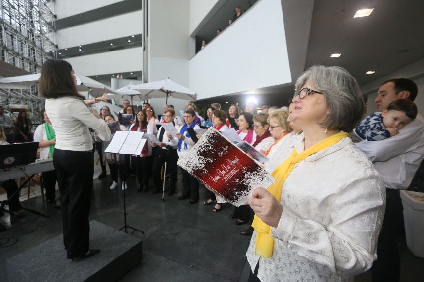 Corais luteranos Bom Pastor e Martin Luther apresentaram aos funcionários e visitantes um repertório repleto de clássicos da música sacra.