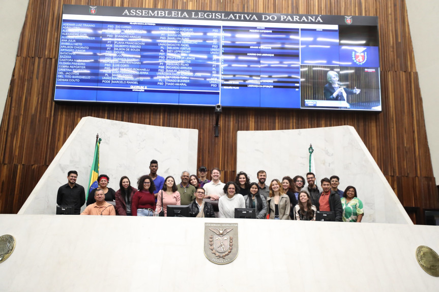 Pela manhã, os acadêmicos do curso de Ciências Sociais da Universidade Federal da Fronteira Sul conheceram o Plenário Waldemar Dário.