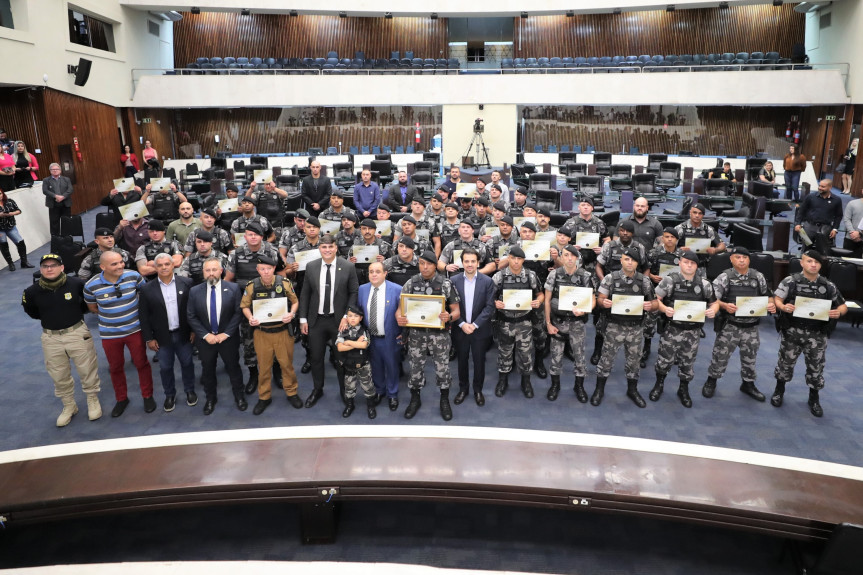 Solenidade ocorreu na noite desta segunda-feira (25), no Plenário da Assembleia Legislativa do Paraná.