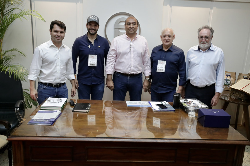 (Esq. p/ dir.) Os deputados Alexandre Curi, Tiago Amaral, o presidente da Sociedade Rural do Paraná, Marcelo Janene El Kadre, o presidente da Assembleia, deputado Ademar Traiano, e o deputado Tercilio Turini.