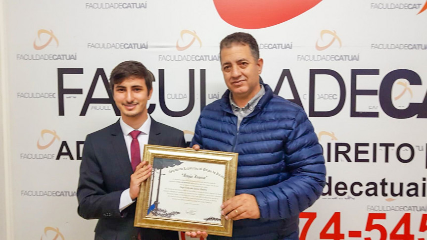 Deputado Cobra Repórter entrega homenagem ao mais jovem professor universitário do Brasil