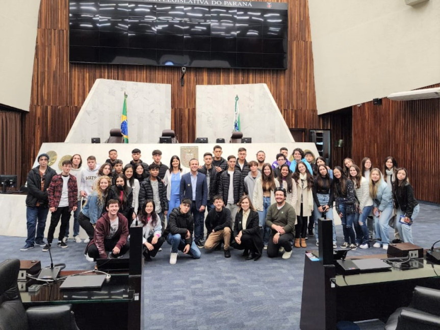 Vindos do Norte Pioneiro, os alunos do 2° e 3° ano do ensino médio, do colégio Magnus, conheceram os espaços da Assembleia e tiraram suas dúvidas sobre a história política do Paraná.