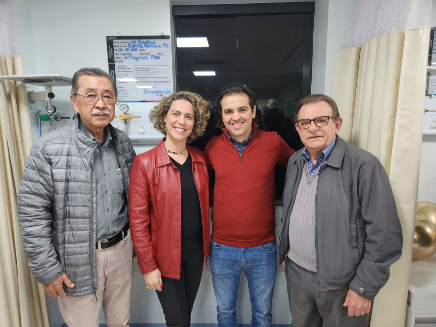 (Esq. p/ dir.) Sadao Yamamoto, diretor e presidente do Hospital Filantrópico Policlínica, Fabiola Rech, deputado Luiz Fernando Guerra e o medico Gilberto Gabaldo.