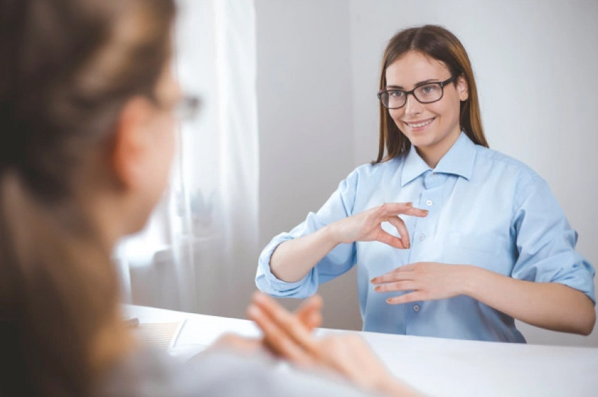 Projeto de lei propõe que delegacias do Paraná tenham atendimento em libras para mulheres vítimas de violência.