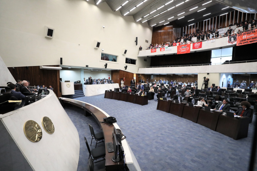 Plenário da Casa foi palco de duas sessões nesta segunda-feira (3), sendo uma ordinária e outra extraordinária.