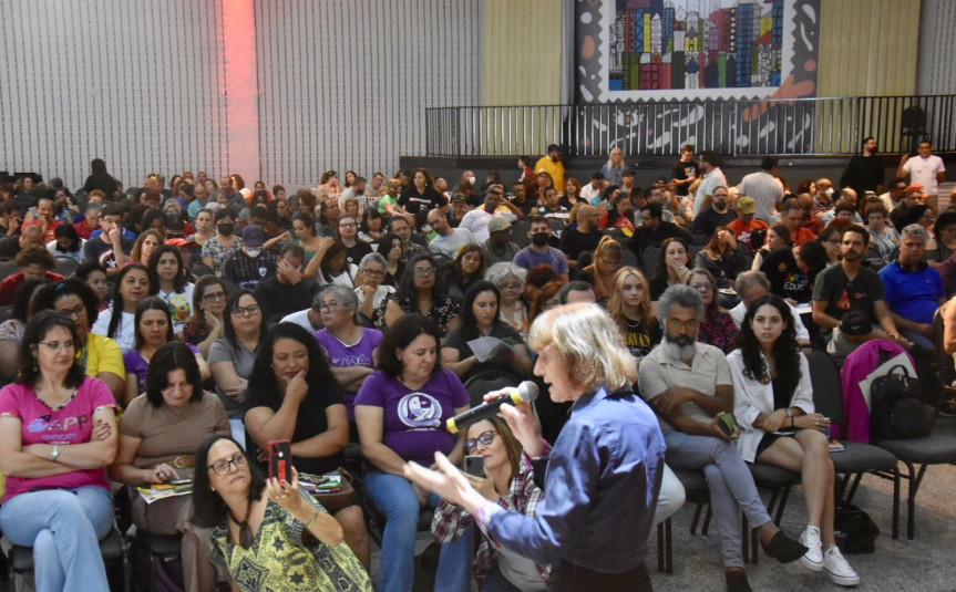 No último sábado (1º), a deputada Luciana Rafagnin (PT) participou da abertura da assembleia estadual da APP-Sindicato, em Curitiba.