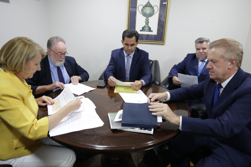 Reunião ocorreu após a sessão plenária desta segunda-feira (25).