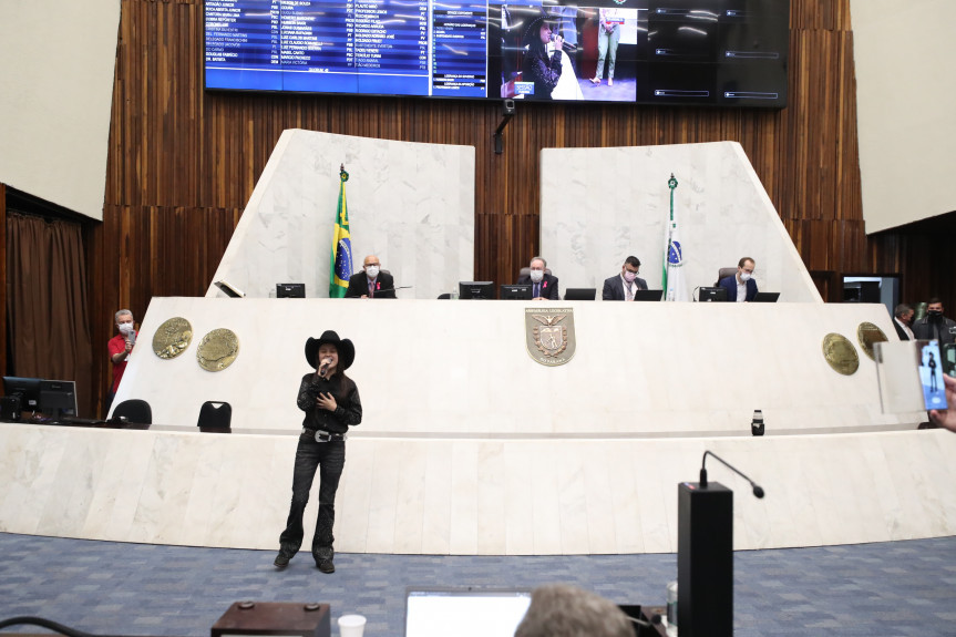 A jovem Maria Victória, da cidade de Alto Piquiri, levou o Paraná à etapa final do The Voice Kids e recebeu homenagem na Assembleia Legislativa do Paraná.