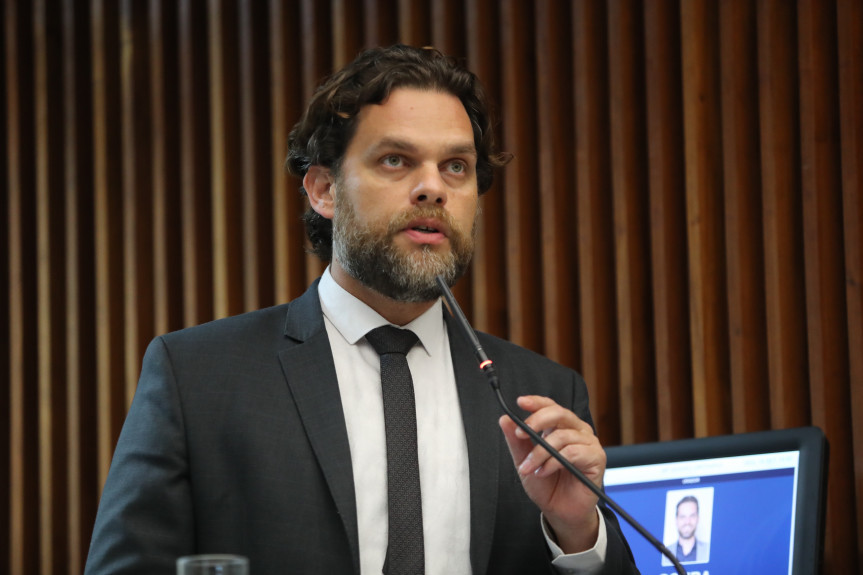 O deputado Goura (PDT assina a proposição ao lado das deputadas Ana Júlia e Luciana Rafagnin, e dos deputados Arilson Chiorato, Dr. Antenor e Renato Freitas, todos do PT.