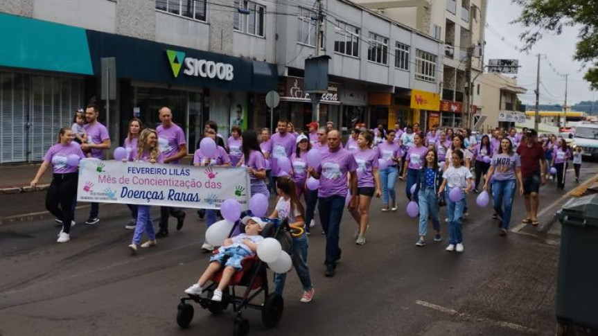 Imagem da 1ª Caminhada da Conscientização das Doenças e Síndromes Raras em Marmeleiro-PR, dia 4 de março de 2023, no encerramento da programação alusiva ao Fevereiro Lilás.