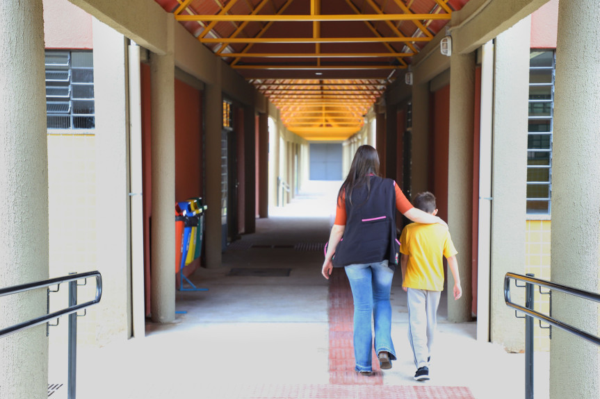 Dados do Censo da Educação Básica indicam que houve um crescimento no número de crianças e adolescentes com Transtorno do Espectro Autista (TEA) matriculados em salas de aula regulares no Brasil.