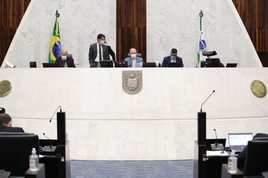 Deputados aprovam em segundo turno projeto que concede auxílio às famílias em vulnerabilidade social. Proposta segue para sanção do Poder Executivo.