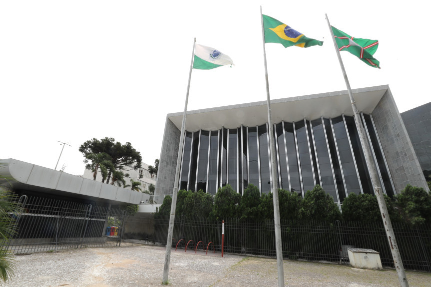 Com o fim da pausa regimental, o parlamento também retoma o calendário das reuniões das comissões permanentes e temáticas, sessões solenes e audiências públicas.