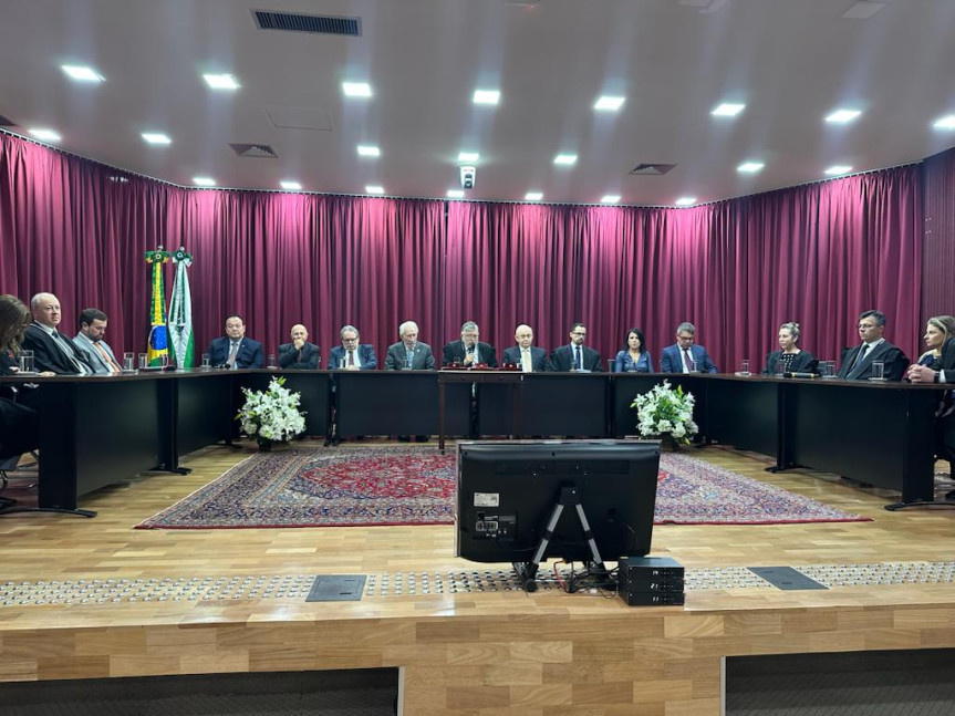 A solenidade de entrega da medalha da Comenda do Mérito Eleitoral das Araucárias ocorreu na tarde desta sexta-feira (11), no edifício-sede do Tribunal Regional Eleitoral do Paraná (TRE-PR).