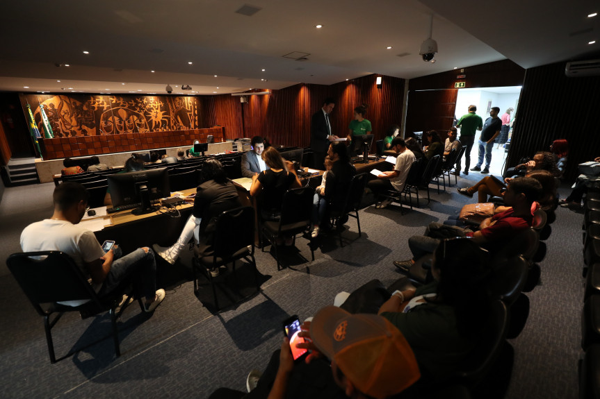 No primeiro dia do mutirão Concilia Paraná, 80 pessoas são atendidas na Assembleia Legislativa.
