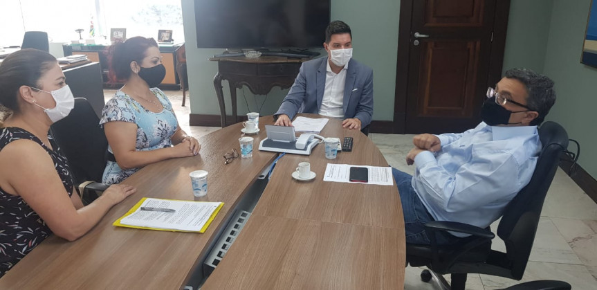 Deputado Michele Caputo (PSDB) em reunião com o secretário chefe da Casa Civil, Guto Silva.