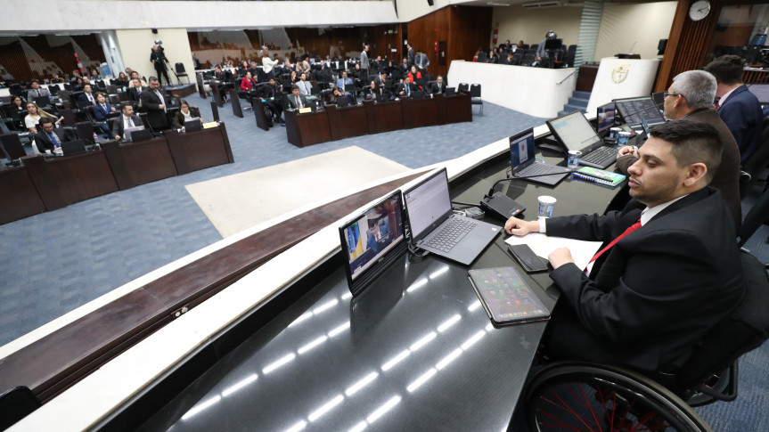 Nesta quinta-feira (24), os parlamentares universitários participaram de duas sessões plenárias.