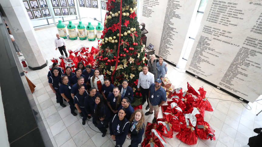 A ação ocorreu no hall do prédio administrativo, com a entrega de itens arrecadados durante a Campanha de Natal 2025.