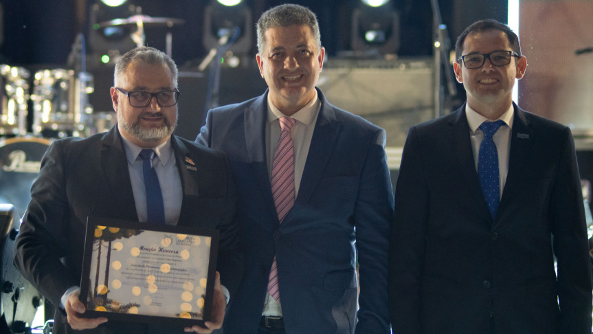 As homenagens foram entregues durante o jantar de confraternização e a posse da nova diretoria da Apras Regional Londrina, realizado no espaço Golden Hall Eventos, em Arapongas.