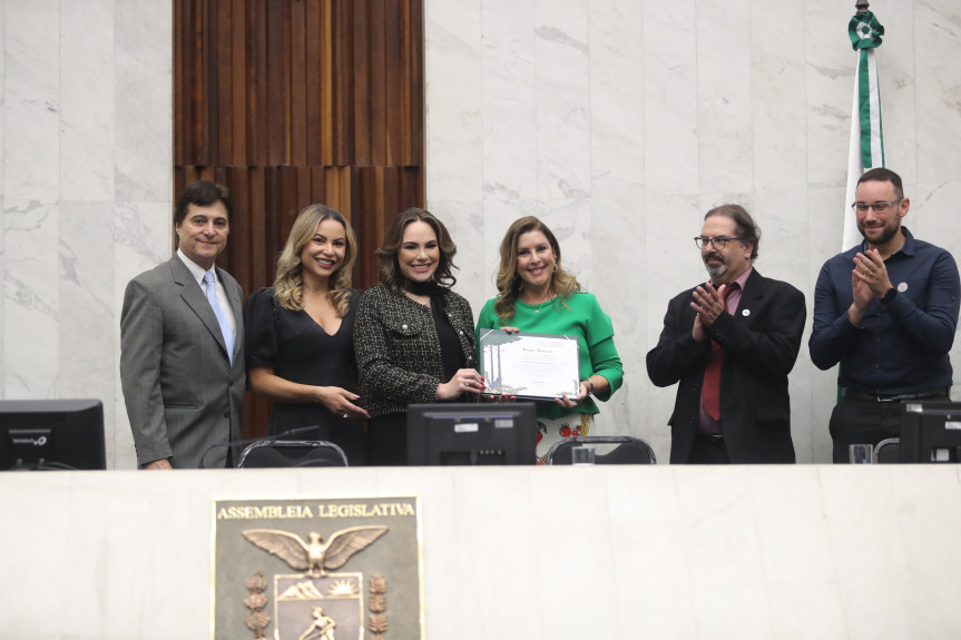 A diretora clínica e fundadora da Associação de Pacientes Portadores de Psoríase do Paraná (Psoripar), investigadora do Centro Paranaense de Pesquisas em Dermatologia, doutora Sineida Maria Berbert Ferreira, recebeu da proponente da audiência pública, deputada Maria Victória o Diploma de Menção Honrosa e Votos de Congratulações pelos relevantes serviços prestados à Sociedade Paranaense.