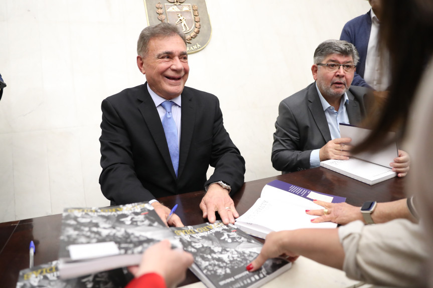 Lançamento do livro ocorreu no Plenário da Assembleia Legislativa.