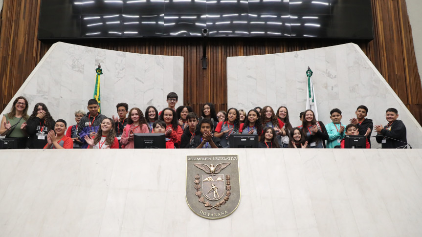 Os alunos da Escola Municipal Julia Amaral Di Lenna visitaram o Plenário.