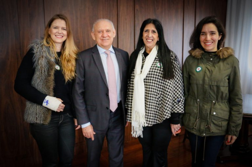 O presidente da Assembleia, deputado Ademar Traiano com as representantes do Conselho de Arquitetura e Urbanismo, Rafaela Weigert, Margareth Menezes e Beatriz Empinotti.