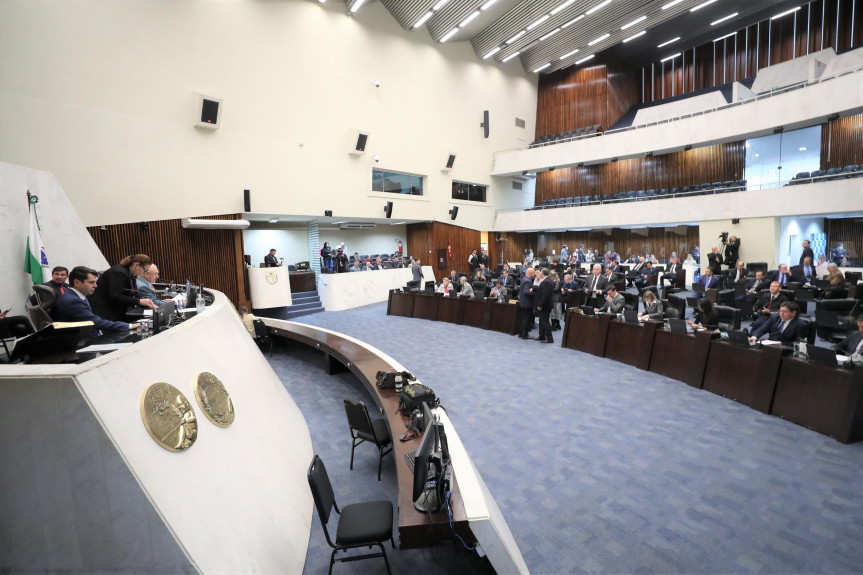 Ao longo da tarde desta terça-feira (11) foram realizadas três sessões plenárias.