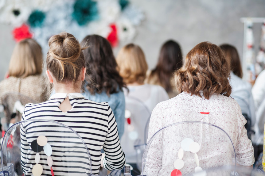 Proposta aprovada na Assembleia Legislativa do Paraná garante prioridade nos cursos profissionalizantes para mulheres vítimas de violência.