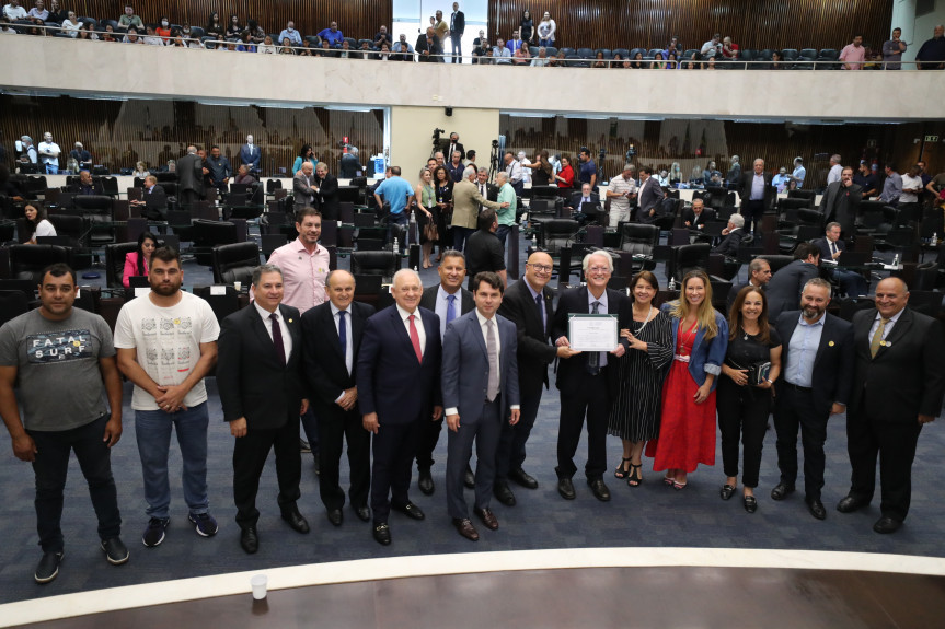 A exposição ocorreu durante o Grande Expediente da sessão plenária por proposição o presidente da Casa, deputado Ademar Traiano (PSD), do primeiro secretário, deputado Luiz Claudio Romanelli (PSD), e do deputado Alexandre Curi (PSD).