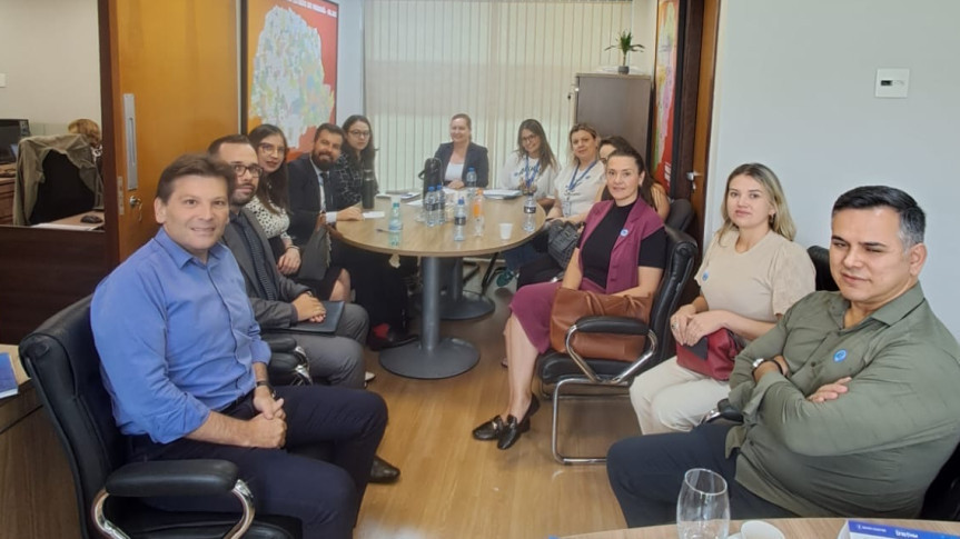 Reunião no gabinete do deputado Paulo Gomes, presidente da Comissão de Defesa do Consumidor da Assembleia.