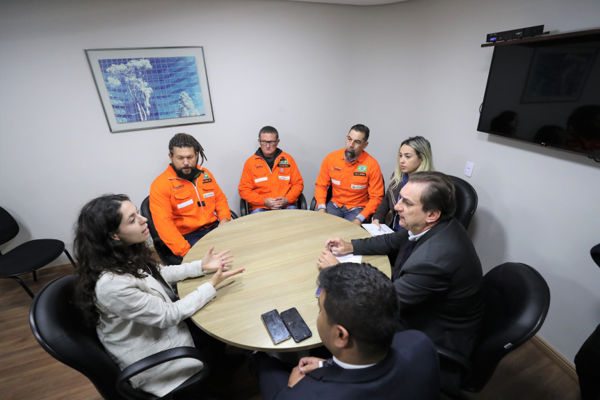 Representantes do Sindicato dos Petroleiros do Paraná e Santa Catarina (Sindipetro-PR/SC) e da Federação das Indústrias do Estado do Paraná (FIEP) reuniram-se com a parlamentar no final da tarde desta terça-feira (13).