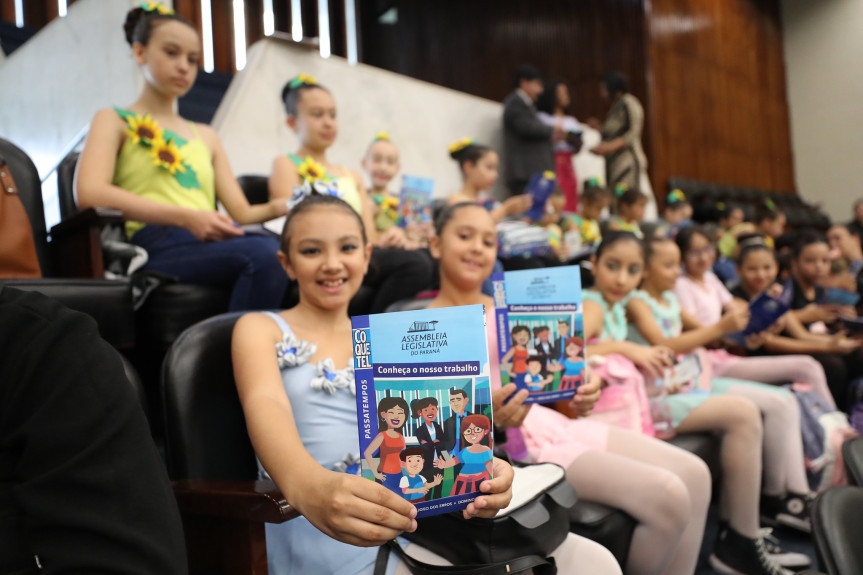 De tarde, foi a vez das alunas do Projeto Social Arte e Expressão, de Colombo, fazer uma visita guiada.