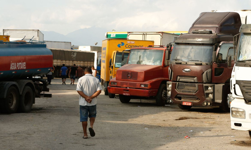 O texto propõe que as concessionárias de rodovias disponibilizem Pontos de Parada de Descanso (PPD) para motoristas profissionais de transporte de cargas.