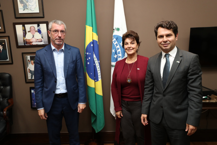 (Esq. p/ dir.) O parlamentar luxemburguês Frank Engel ao lado da 3ª vice-presidente da Assembleia, deputada Cristina Silvestri (PSDB), e o 1º secretário da Casa, deputado Alexandre Curi (PSD).