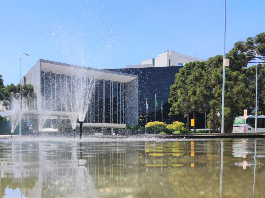 Os deputados participarão de duas sessões plenárias na próxima segunda-feira (25), uma ordinária e outra extraordinária.