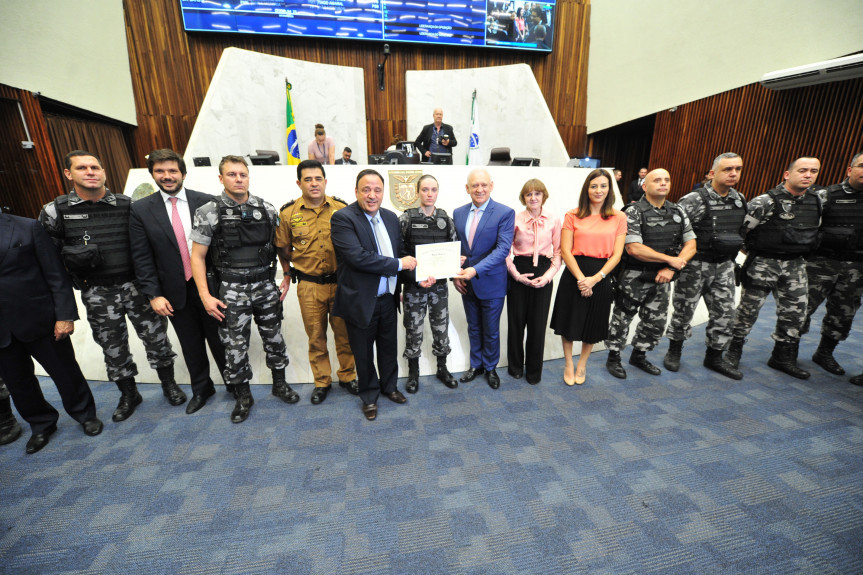 1ª mulher a fazer parte da Companhia de Operações com Cães (COC) da PMPR, Soldado Angélica Schued, recebe homenagem na Alep.