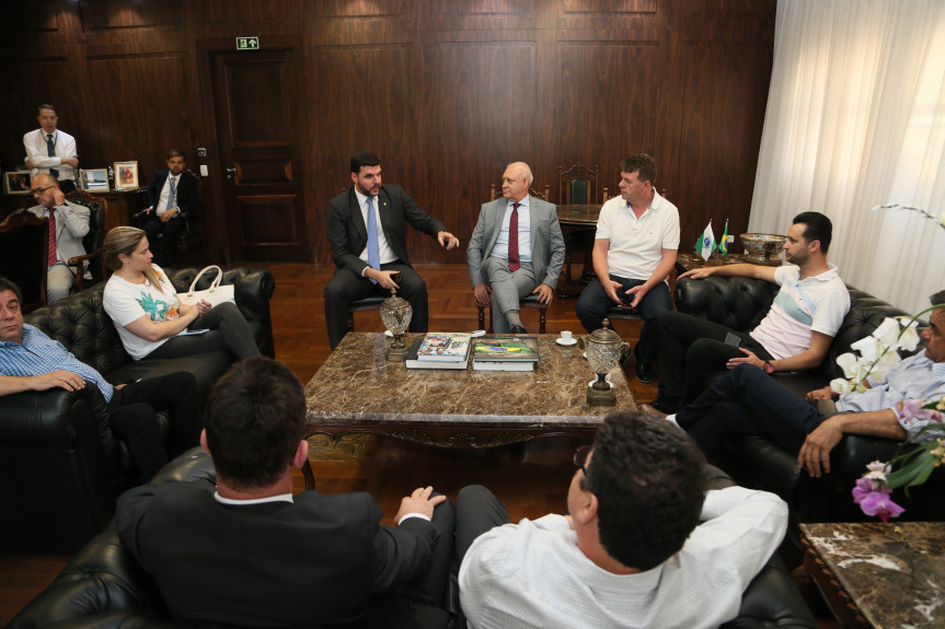 Reunião entre o presidente da Alep, deputado Ademar Traiano, o deputado federal Pedro Lupion e Apsisb - Associação Paranaense dos Estabelecimentos Sisb.