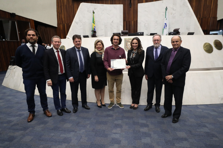 O motorista de ônibus Alesso Lacerda de Assis foi homenageado na Assembleia Legislativa do Paraná.