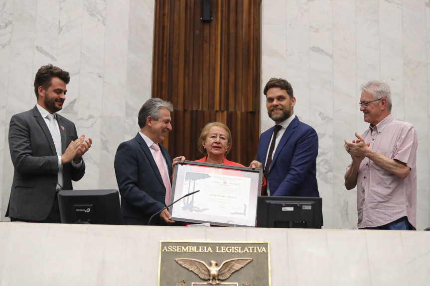 Maria Isabel Kugler Mendes recebe o titulo de Cidadania Benemérita do Parana.