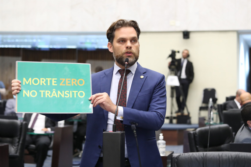 O deputado Goura (PDT) é um dos autores da proposição ao lado dos deputados Requião Filho (PT), Professor Lemos (PT), Arilson Chiorato (PT), Luciana Rafagnin (PT), Mabel Canto (PSDB), Cristina Silvestri (PSDB), e dos ex-deputados Nelson Luersen (União) e Reichembach (PSD).